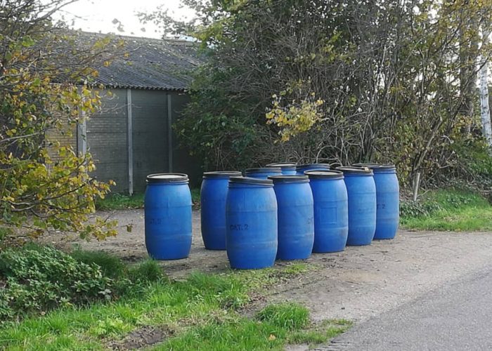 Tonnen met overblijfselen van nertsen