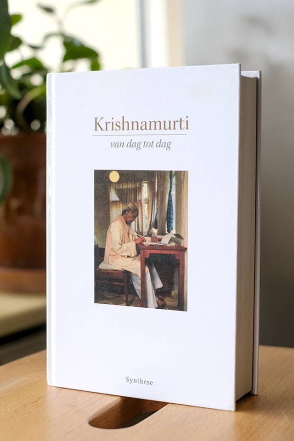 Boek Krishnamurti Van Dag tot Dag, met 365 meditaties, overdenkingen en bespiegelingen.