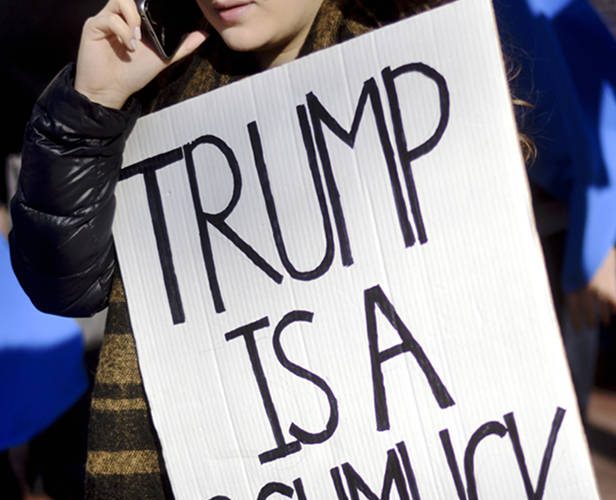 Protestbord met tekst Trump is a Schmuck