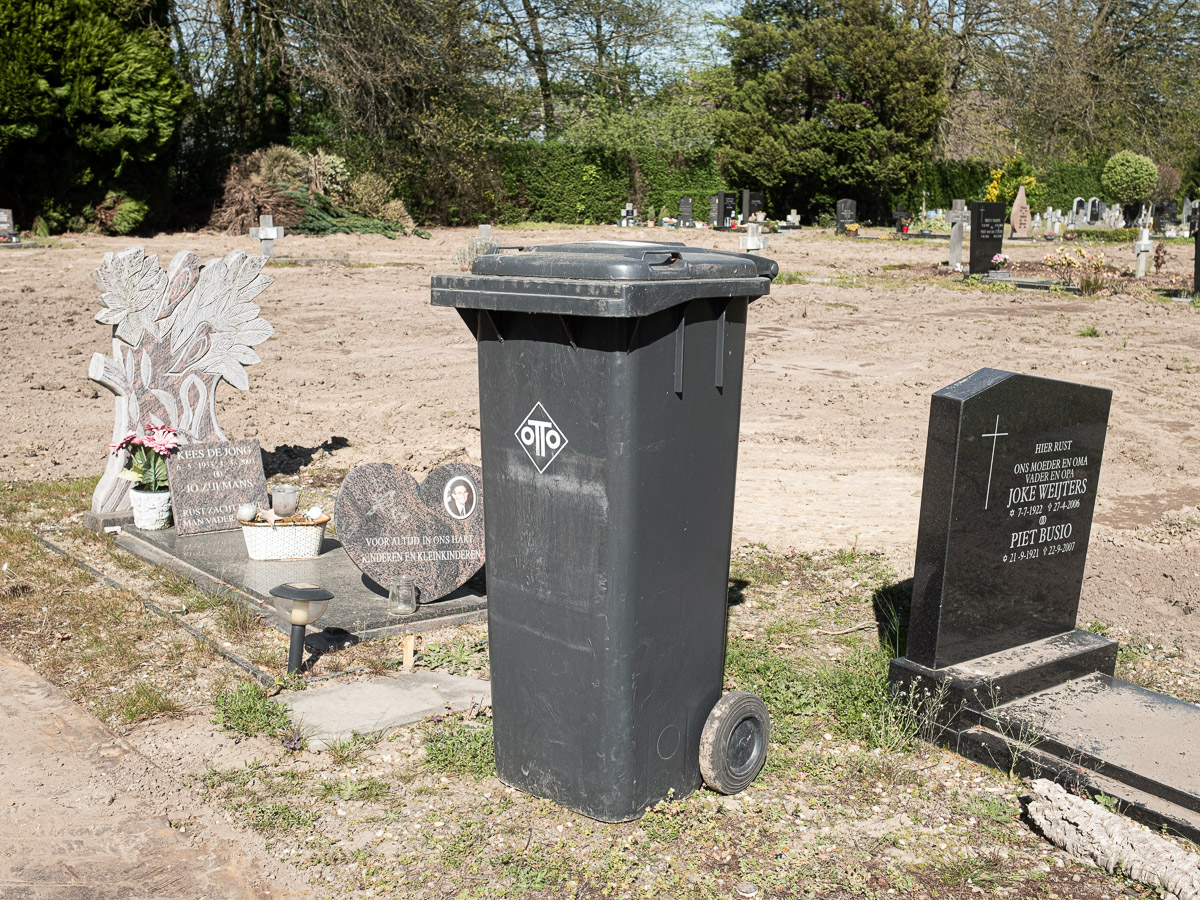 Afvalbak op begraafplaats Tilburg