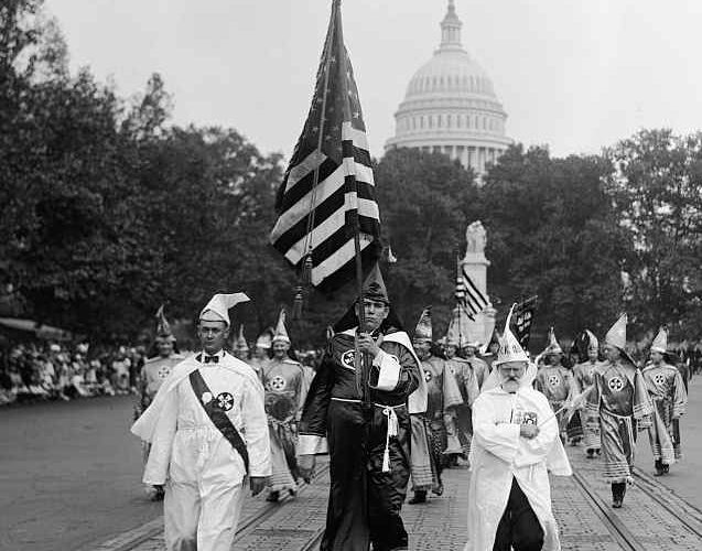 Ku Klux Klan tijdens een demonstratie in 1926