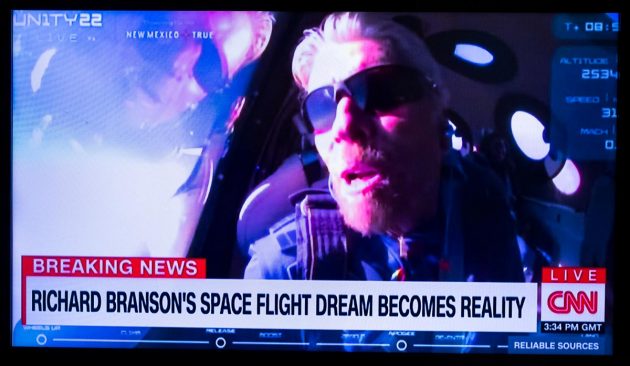Richard Branson tijdens de vliucht van Virgin Galactic