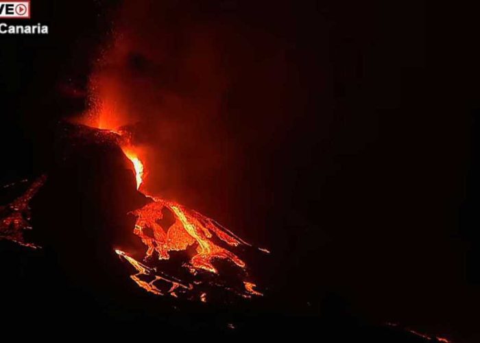 Screenshot van live beeld van de vulkaanuitbarsting op La Palma 2021