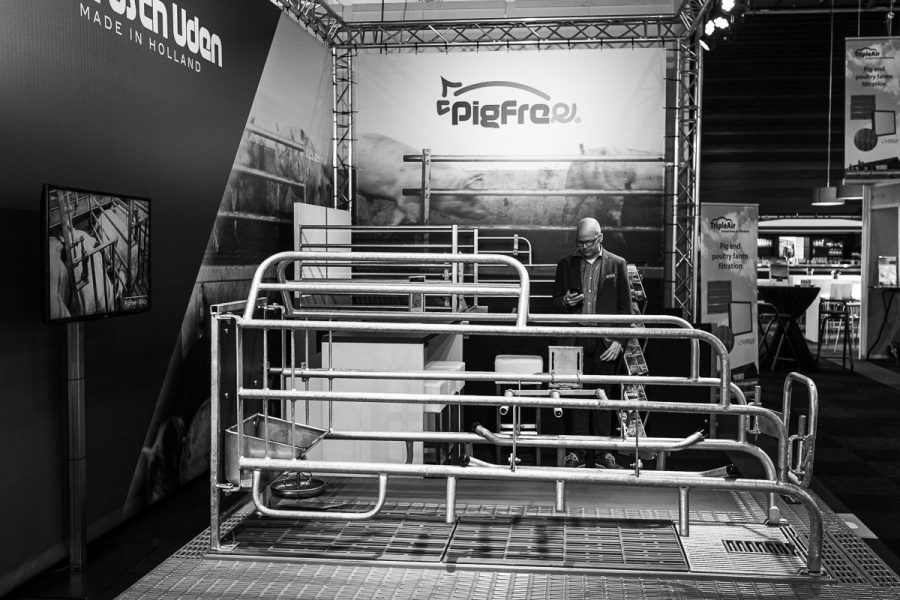 Ligboxen voor varkens tijdens een Landbouwvakbeurs Intensieve Veehoderij