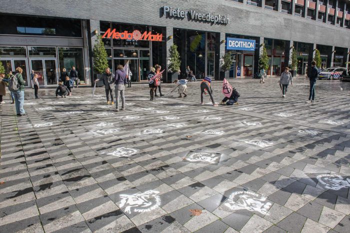 Afbeeldingen van hoofd van koe tijdens actie Extinction Rebellion in Tilburg tegen slachterij Vion
