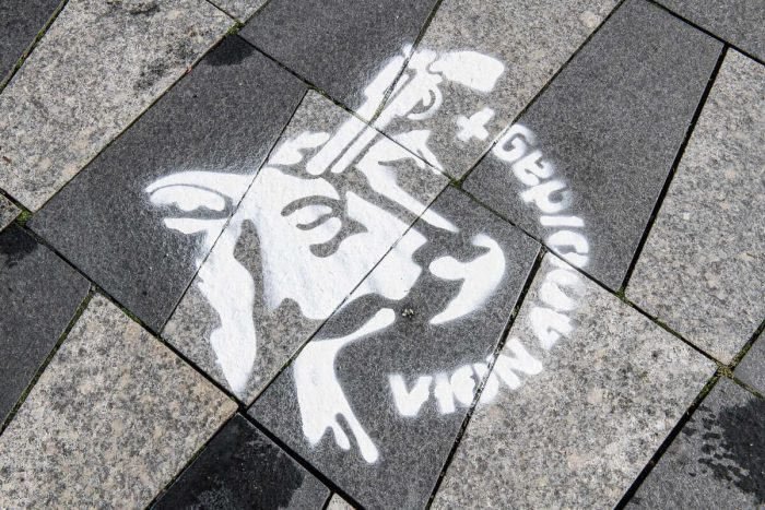 Afbeelding van hoofd van koe tijdens actie Extinction Rebellion in Tilburg tegen slachterij Vion