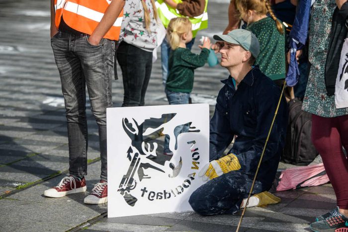 Toehoorder tijdens actie Extinction Rebellion in Tilburg tegen slachterij Vion