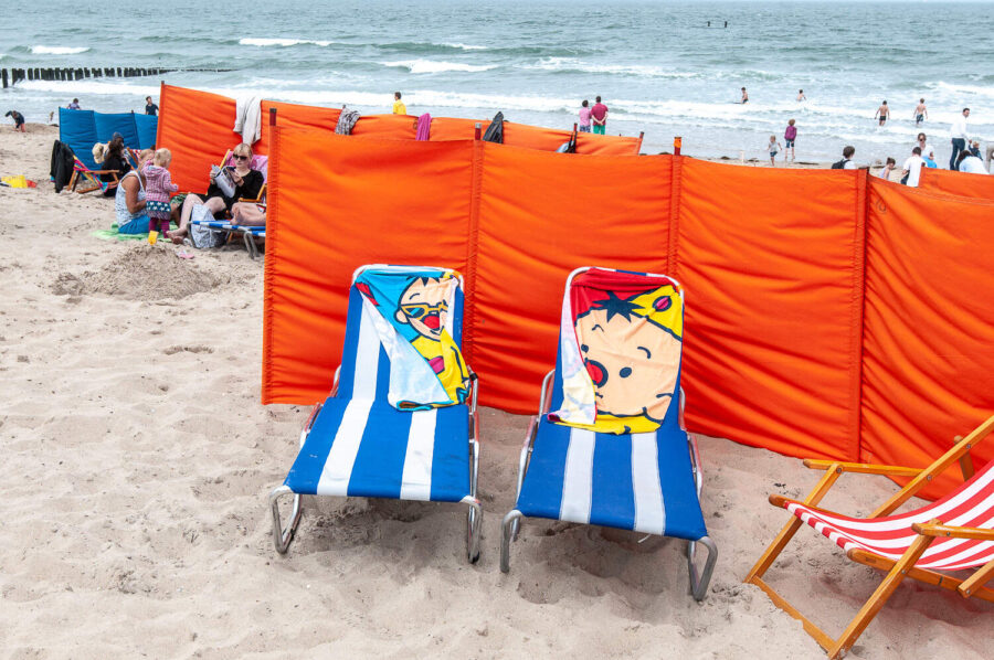 Twee ligstoelen op het strand bij Domburg 2011