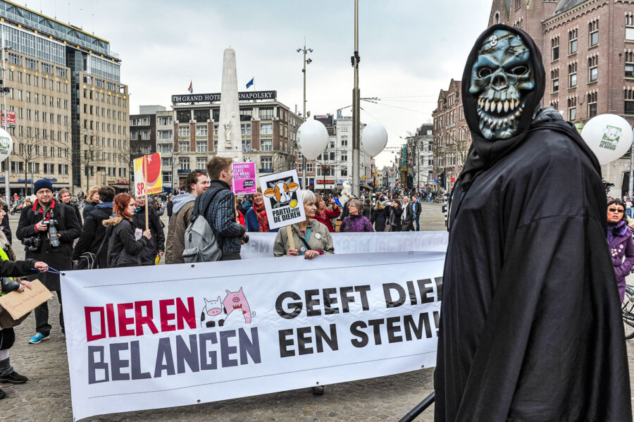 Demonstratie 'We zijn het Mega Zat' op de Dam te Amsterdam, tegen megastallen, vee-industrie en de nieuwe natuurwet van staatssecretaris Henk Bleker.
