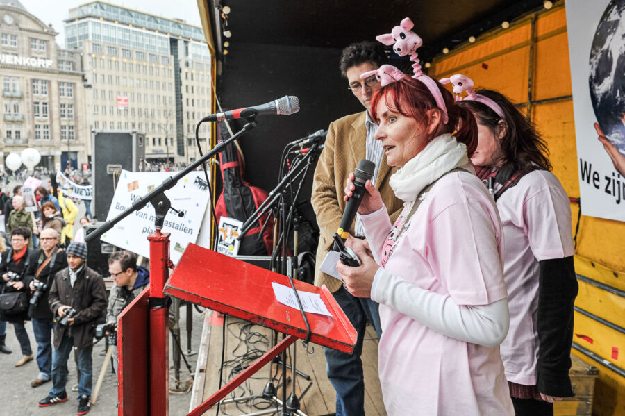 Demonstratie 'We zijn het Mega Zat' op de Dam te Amsterdam, tegen megastallen, vee-industrie en de nieuwe natuurwet van staatssecretaris Henk Bleker.