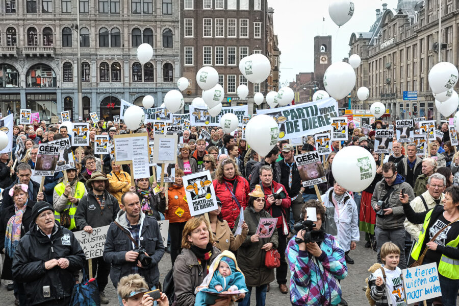 Demonstratie 'We zijn het Mega Zat' op de Dam te Amsterdam, tegen megastallen, vee-industrie en de nieuwe natuurwet van staatssecretaris Henk Bleker.