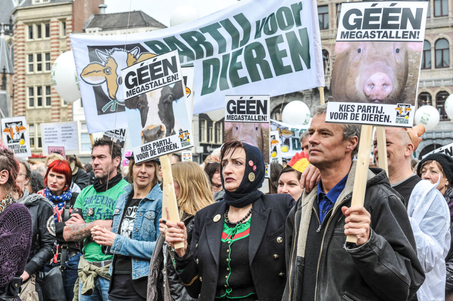Demonstratie 'We zijn het Mega Zat' op de Dam te Amsterdam, tegen megastallen, vee-industrie en de nieuwe natuurwet van staatssecretaris Henk Bleker.