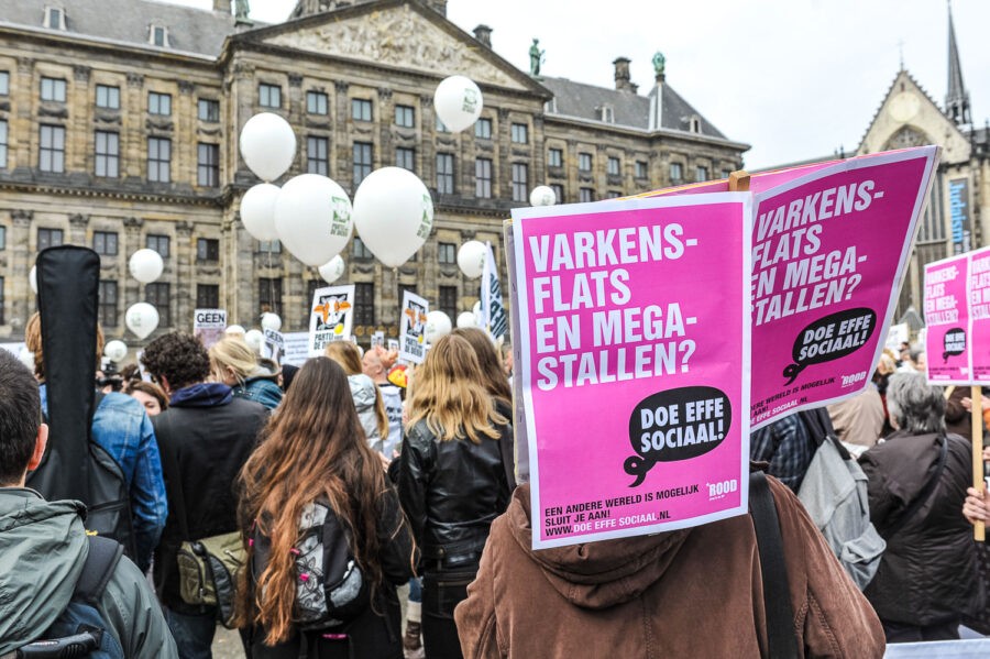 Demonstratie 'We zijn het Mega Zat' op de Dam te Amsterdam, tegen megastallen, vee-industrie en de nieuwe natuurwet van staatssecretaris Henk Bleker.