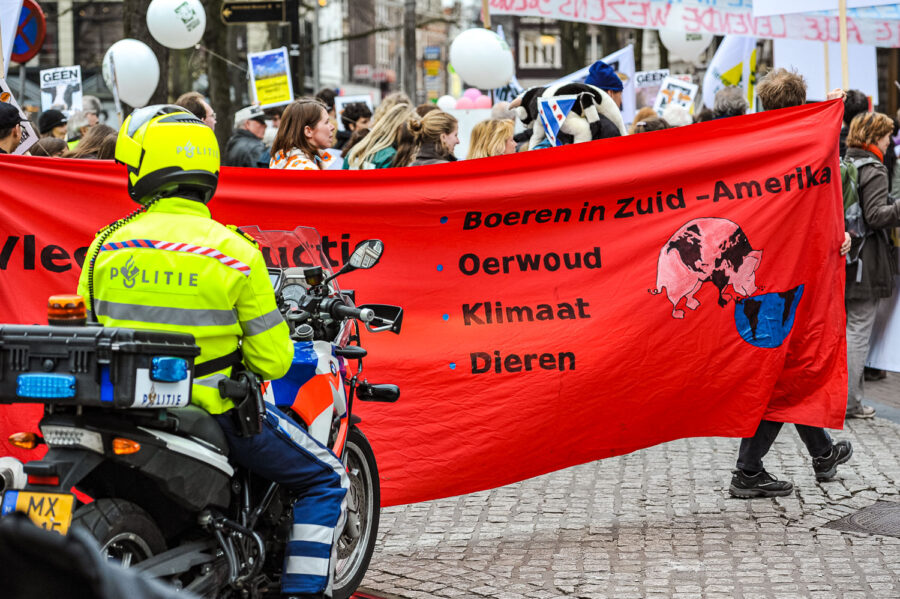 Demonstratie 'We zijn het Mega Zat' op de Dam te Amsterdam, tegen megastallen, vee-industrie en de nieuwe natuurwet van staatssecretaris Henk Bleker.