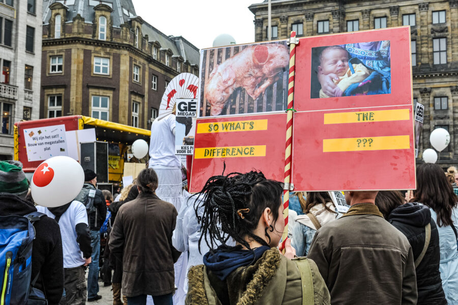 Demonstratie 'We zijn het Mega Zat' op de Dam te Amsterdam, tegen megastallen, vee-industrie en de nieuwe natuurwet van staatssecretaris Henk Bleker.