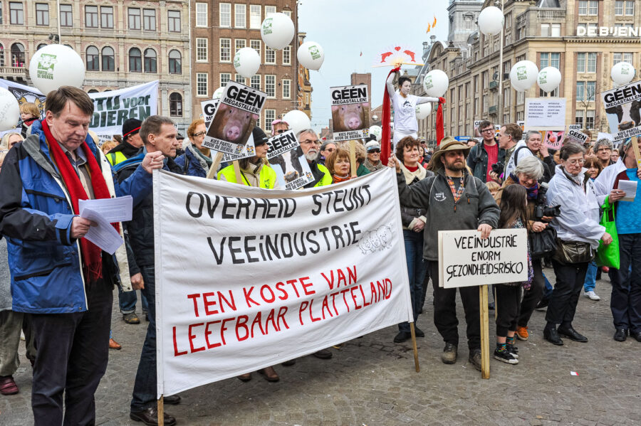 Demonstratie 'We zijn het Mega Zat' op de Dam te Amsterdam, tegen megastallen, vee-industrie en de nieuwe natuurwet van staatssecretaris Henk Bleker.