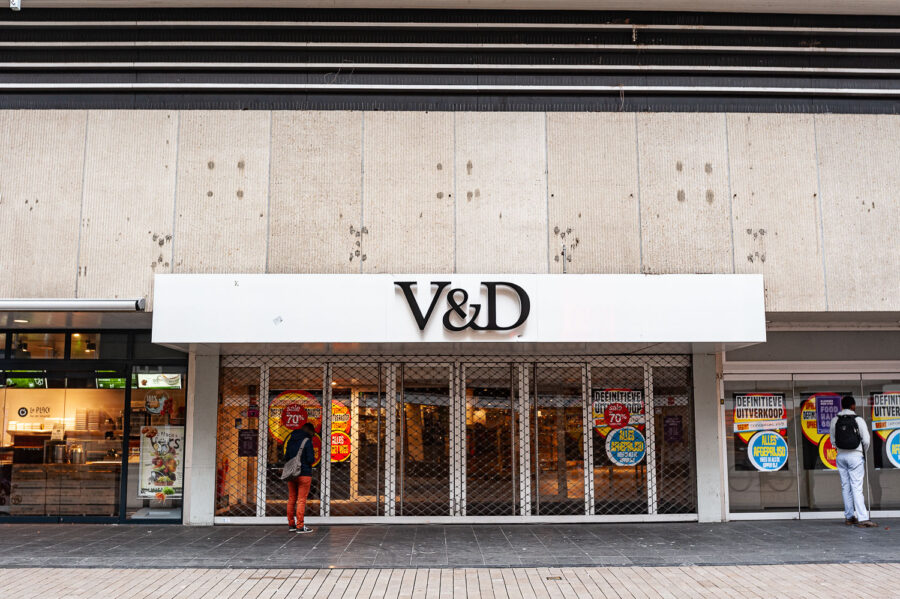 Ingang V&D aan de Heuvelstraat voor de laatste dag uitverkoop vanwege de definitieve sluiting van het filiaal in Tilburg en faillissement.