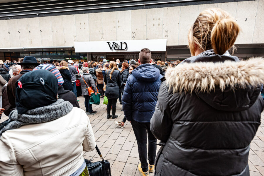 Mensen verzamelen zich bij de ingang V&D aan de Heuvelstraat voor de laatste dag uitverkoop vanwege de definitieve sluiting van het filiaal in Tilburg en faillissement.