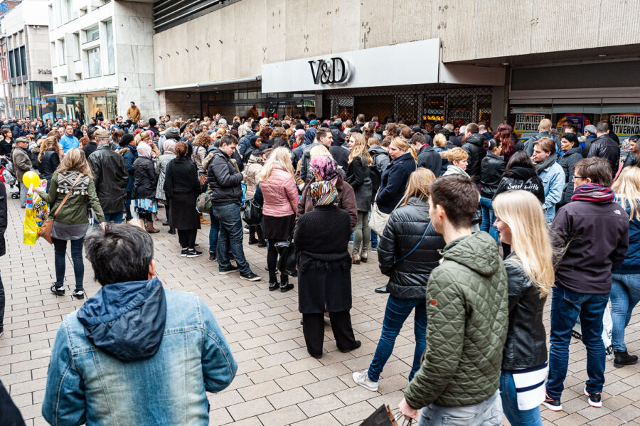 Mensen verzamelen zich bij de ingang V&D aan de Heuvelstraat voor de laatste dag uitverkoop vanwege de definitieve sluiting van het filiaal in Tilburg en faillissement.