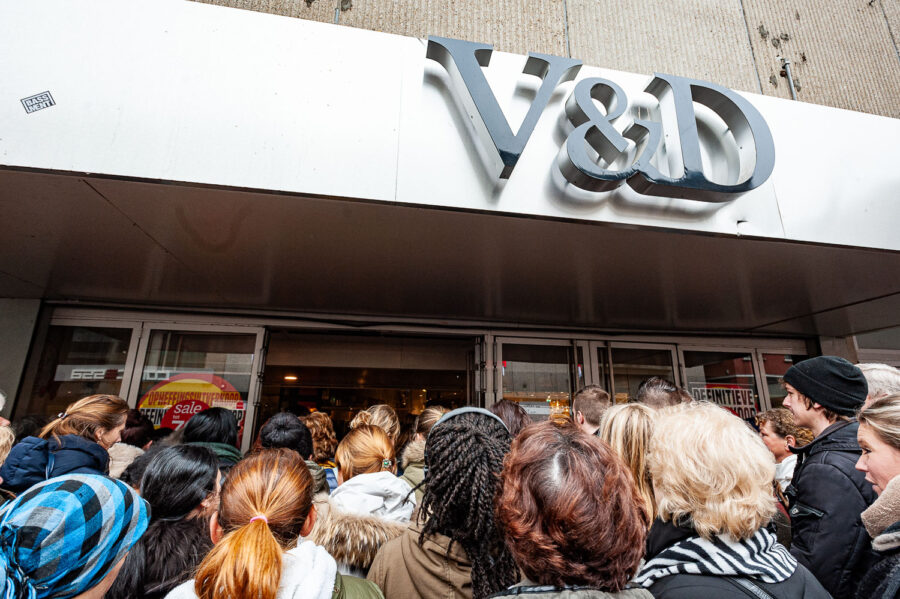 Mensen verzamelen zich bij de ingang V&D aan de Heuvelstraat voor de laatste dag uitverkoop vanwege de definitieve sluiting van het filiaal in Tilburg en faillissement.