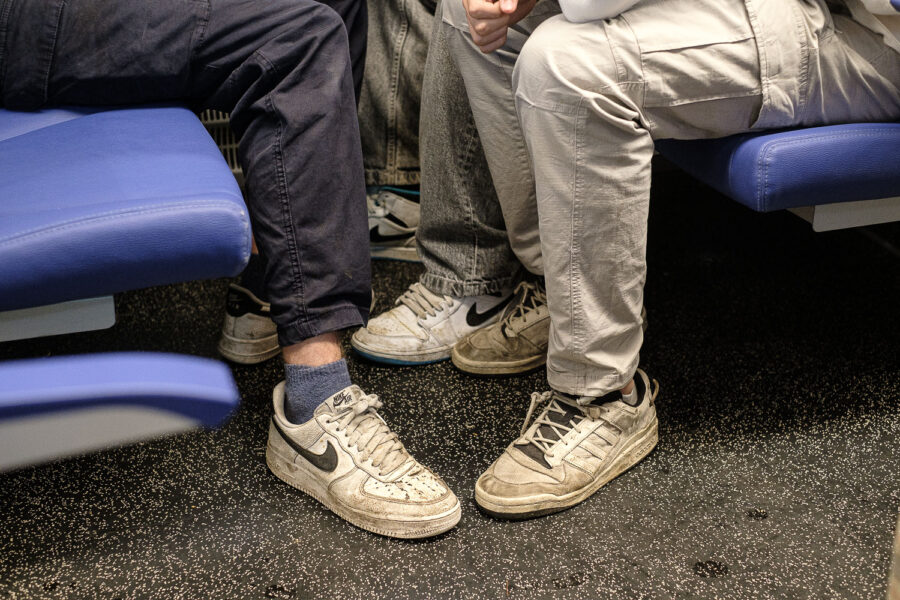Twee vrienden en drie vrienden in de trein. Zelfde spierwitte of juist vuile gymschoenen en zelfde soort broeken.