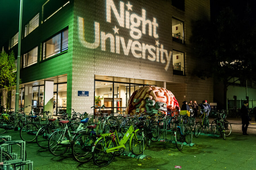 Een impressie in foto's van Night University 2015. Night University is het jaarlijkse openbaar toegankelijke festival van de Tilburg University dat bezoekers de kans geeft een kijkje te nemen op de universiteit en te laten kennismaken met wetenschap en het campusleven.