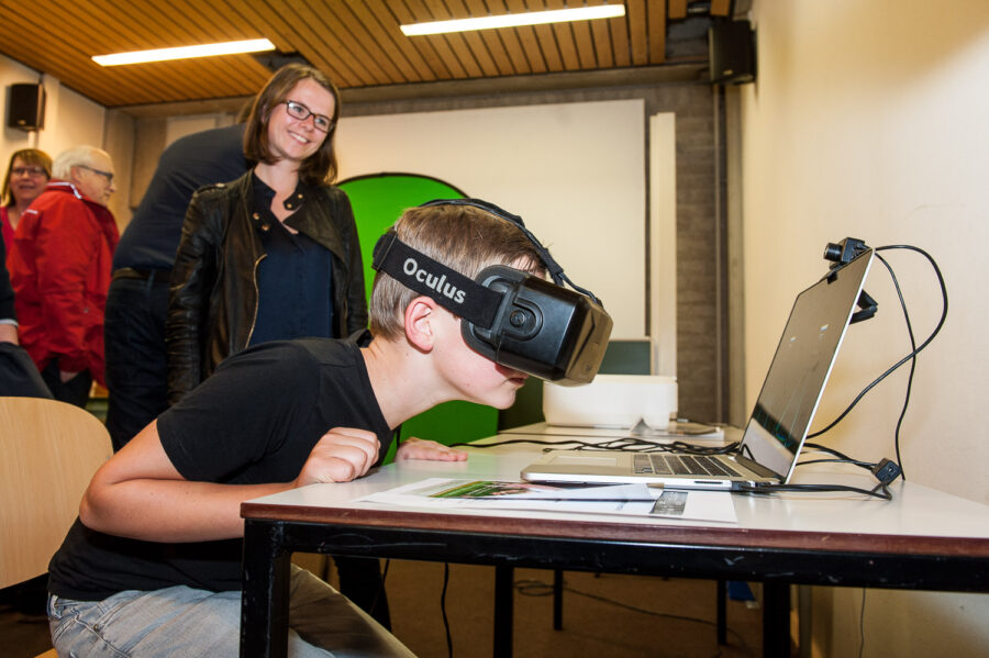 Virtual Reality. Night University is het jaarlijkse openbaar toegankelijke festival van de Tilburg University.