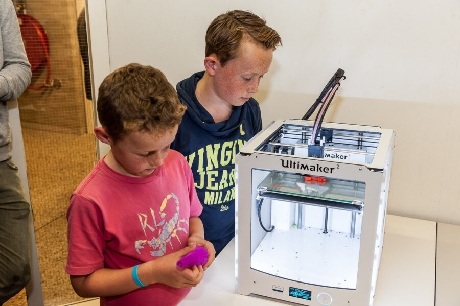 3D printer. Night University is het jaarlijkse openbaar toegankelijke festival van de Tilburg University.