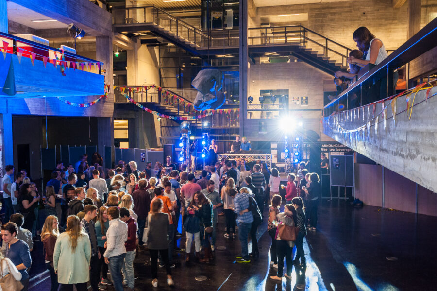 Night University is het jaarlijkse openbaar toegankelijke festival van de Tilburg University.