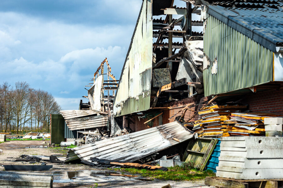 Foto van afgebrande varkensstal na stalbrand Oirschot april 2016 waarbij 10.000 varkens en biggen omkwamen.