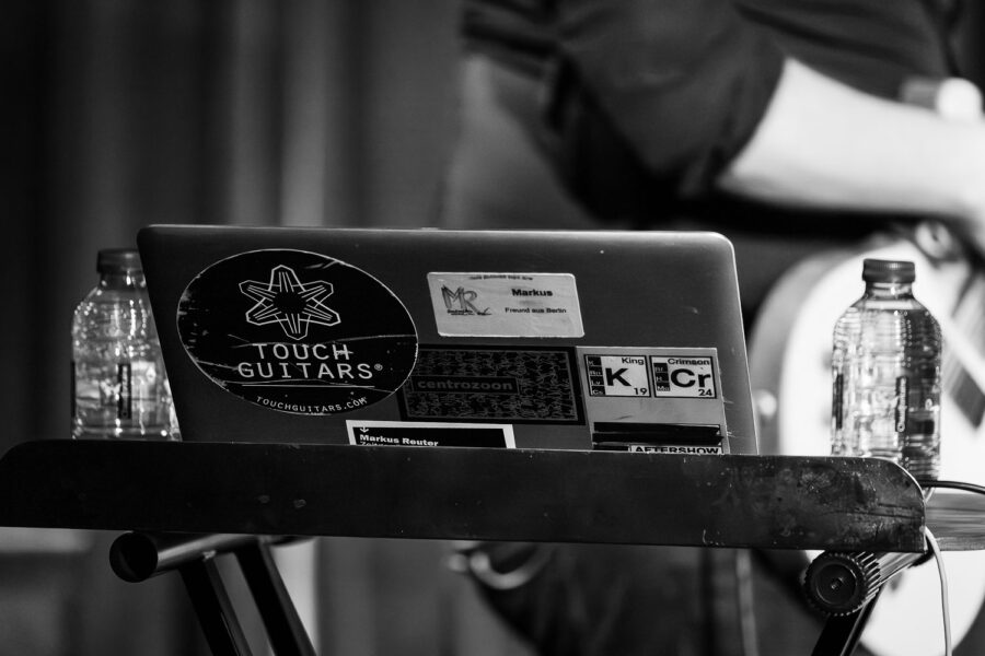 Concert Stick Men - Paradox Tilburg 2016: Laptop van Markus Reuter met sticker King Crimson