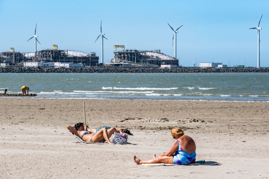 Strand Blankenberge, België met windmolens