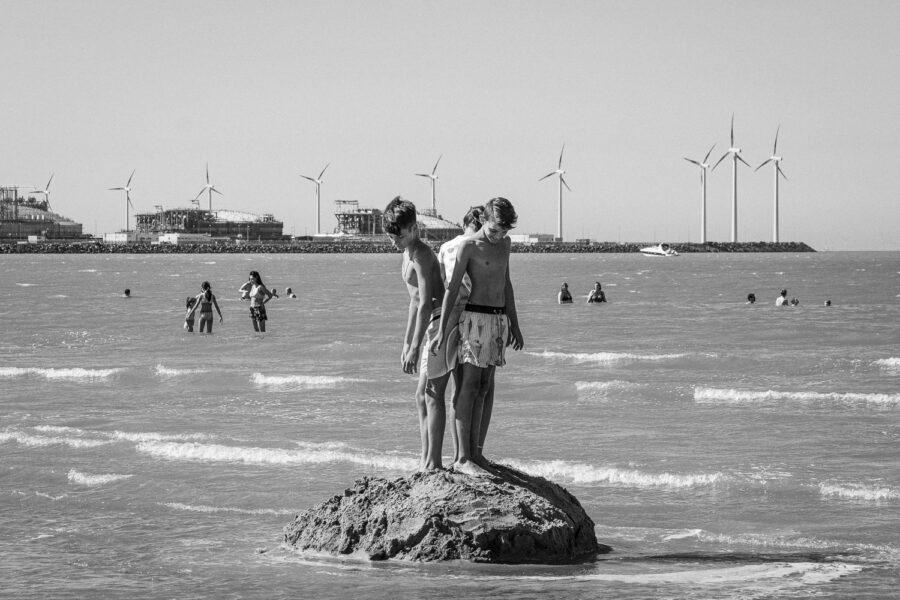 Jongens op strand Blankenberge, België