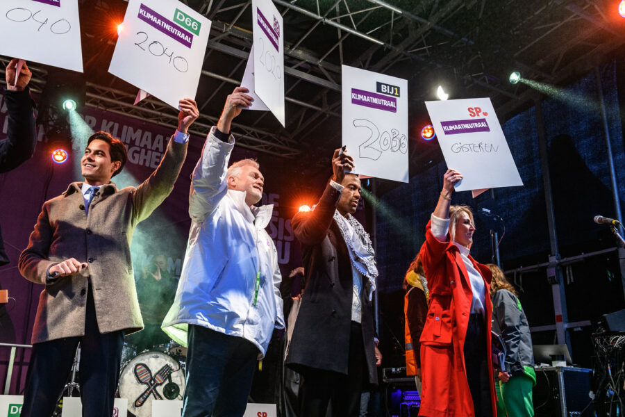 Politici op het podium tijdens de Klimaatmars Amsterdam 2023
