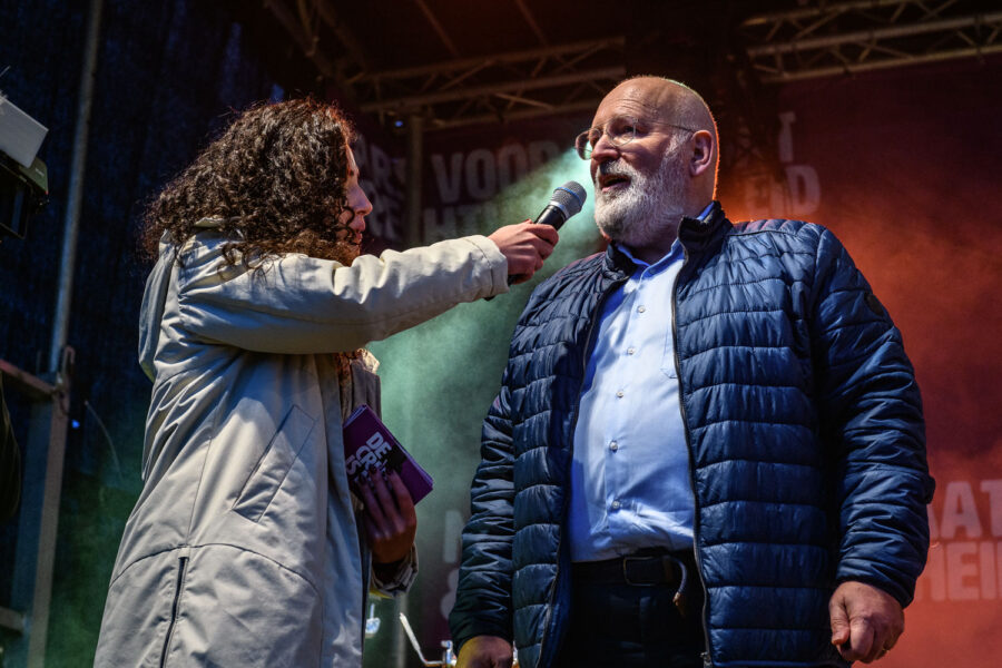 Frans Timmermans (PvdA) op het podium tijdens de Klimaatmars Amsterdam 2023