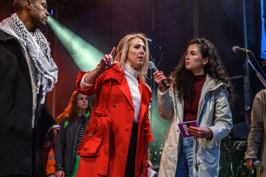 Lilian Marijnissen op het podium tijdens de Klimaatmars Amsterdam 2023