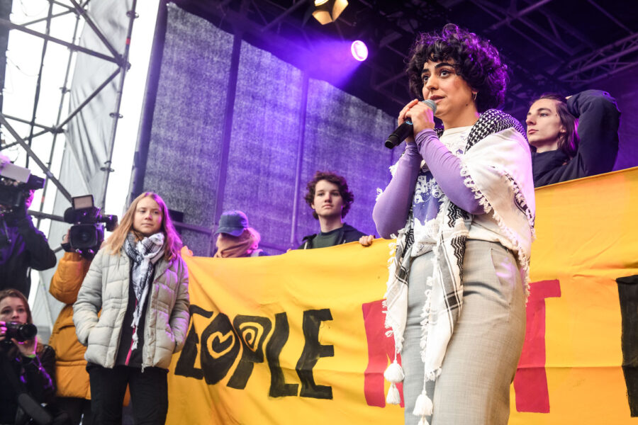 Sahar Shirzad en Greta Thunberg tijdens de Klimaatmars Amsterdam 2023