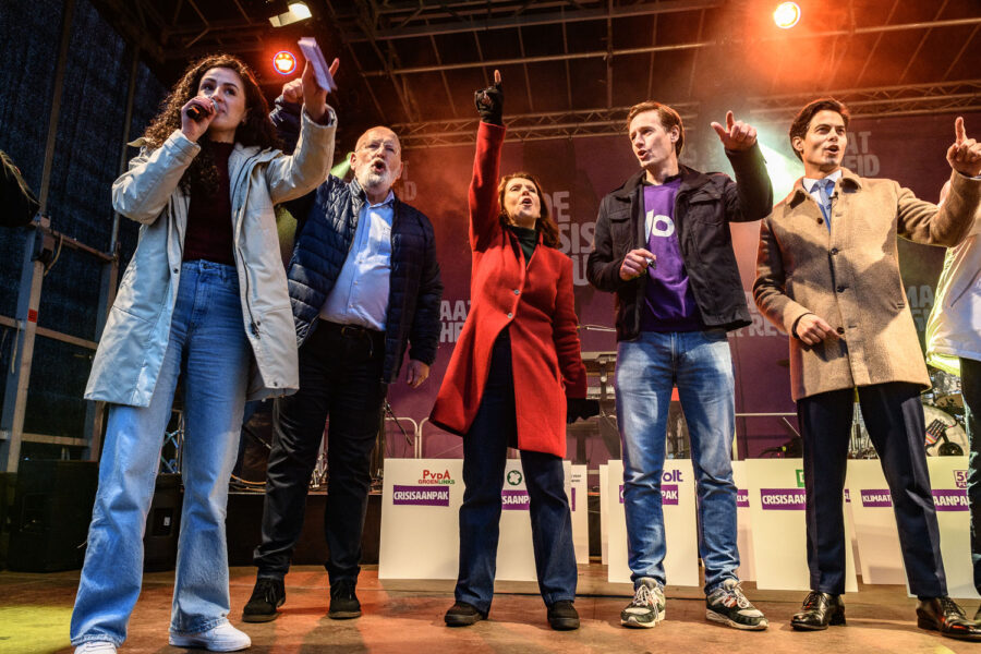 Rob Jetten (D66), Esther Ouwehand (PvdD), Frans Timmermans (Groenlinks/PvdA), Laurens Dassen (Volt) op het pdoium tijdens de Klimaatmars Amsterdam 2023