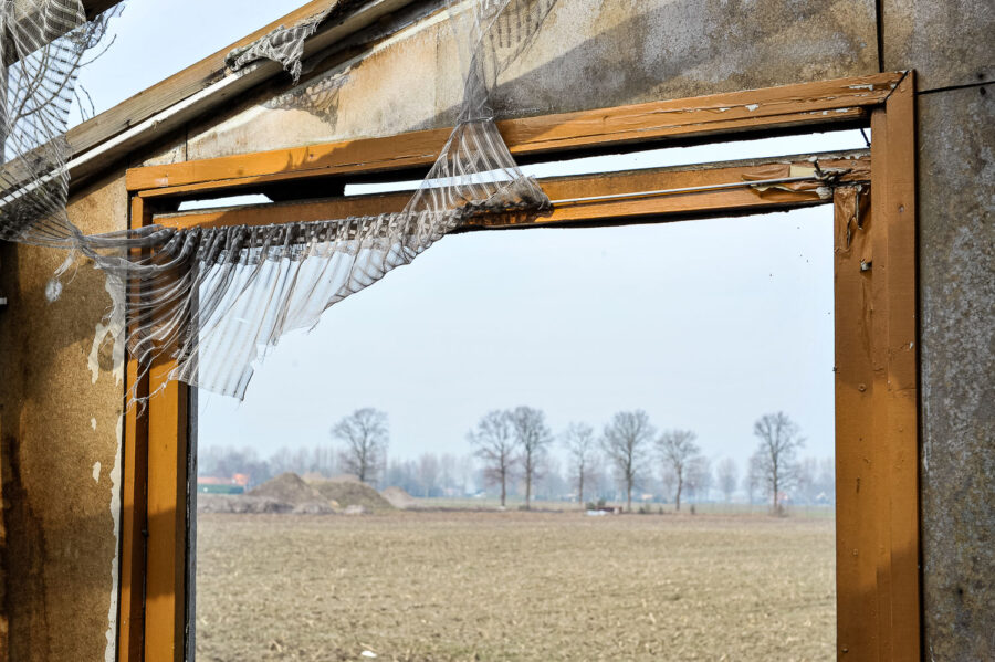 Restanten van houten huisje bij De Moer, Brabant