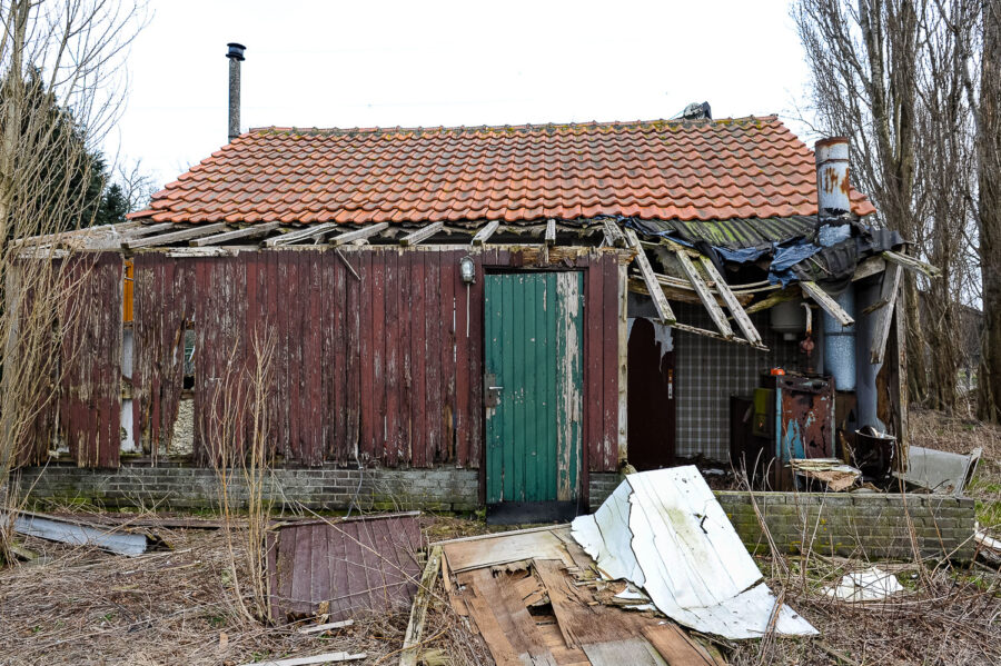 Restanten van houten huisje bij De Moer, Brabant