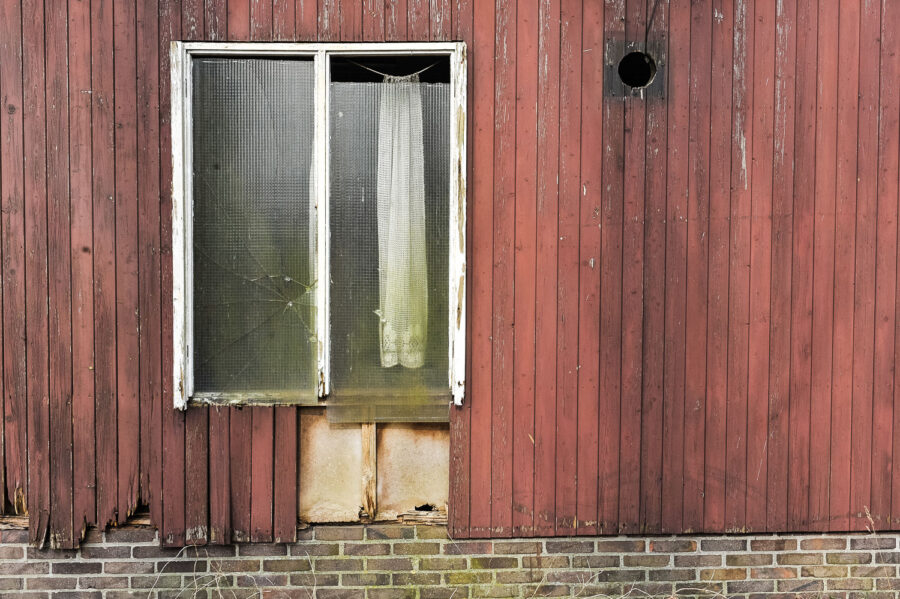 Restanten van houten huisje bij De Moer, Brabant