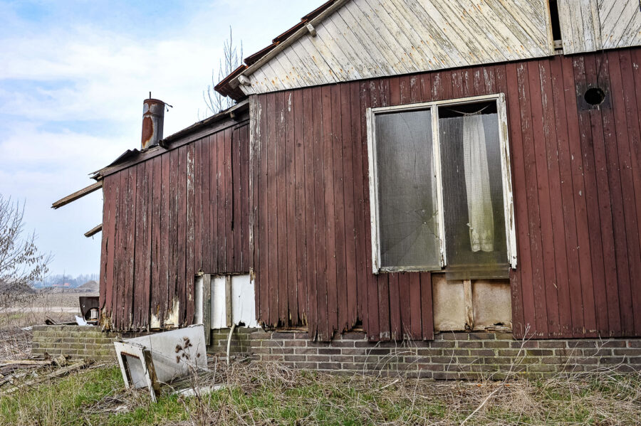 Restanten van houten huisje bij De Moer, Brabant