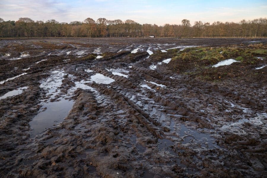 Diepe tractorsporen op veld biologische varkensboer na natte winters