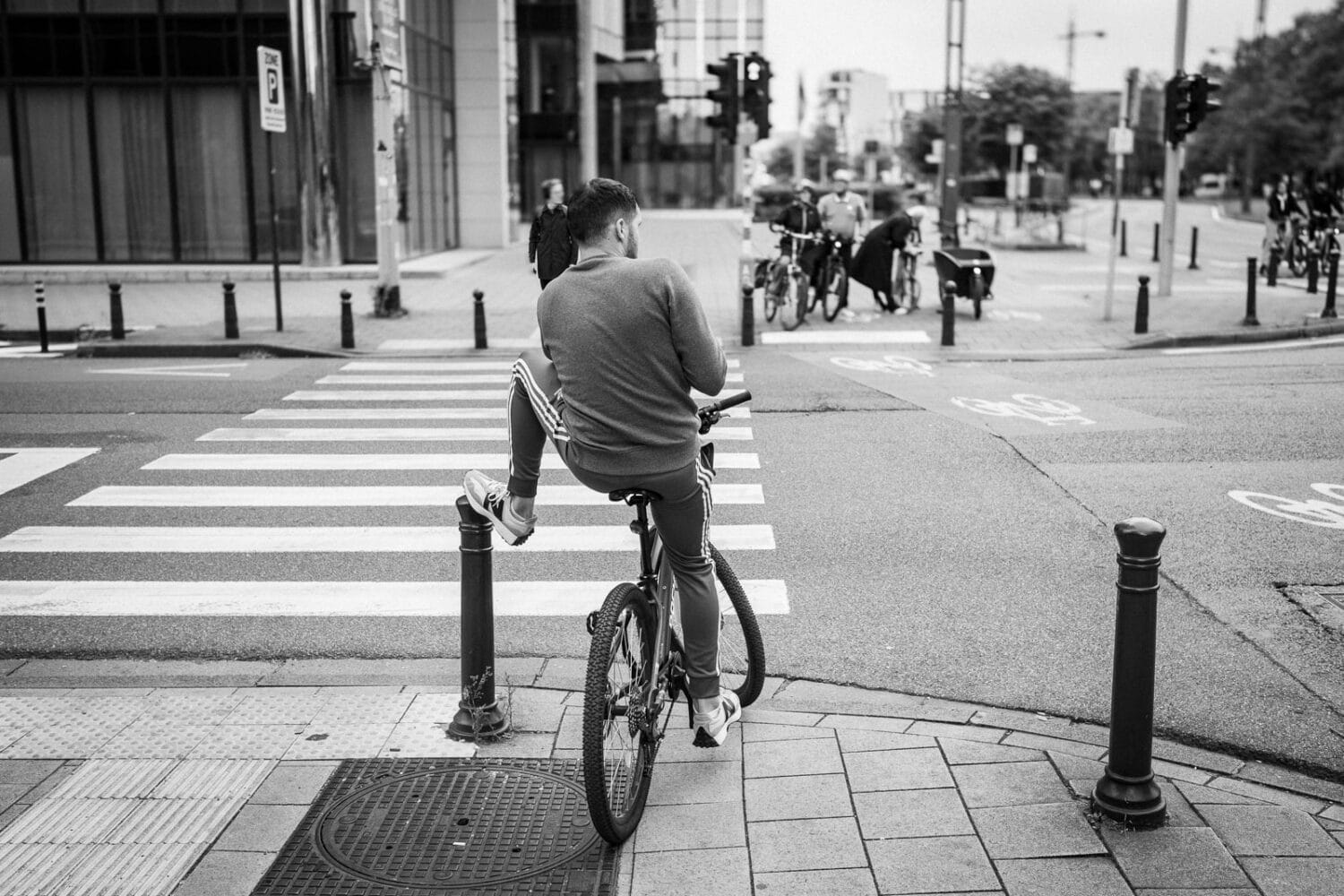 Fietser wacht met oversteken tijdens autoloze zondag in Brussel