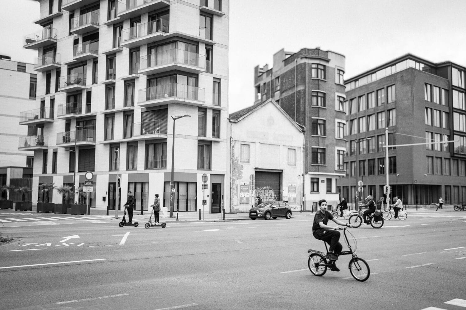Fietsers in het centrum van Brussel tijdens de autoloze zondag van 2025