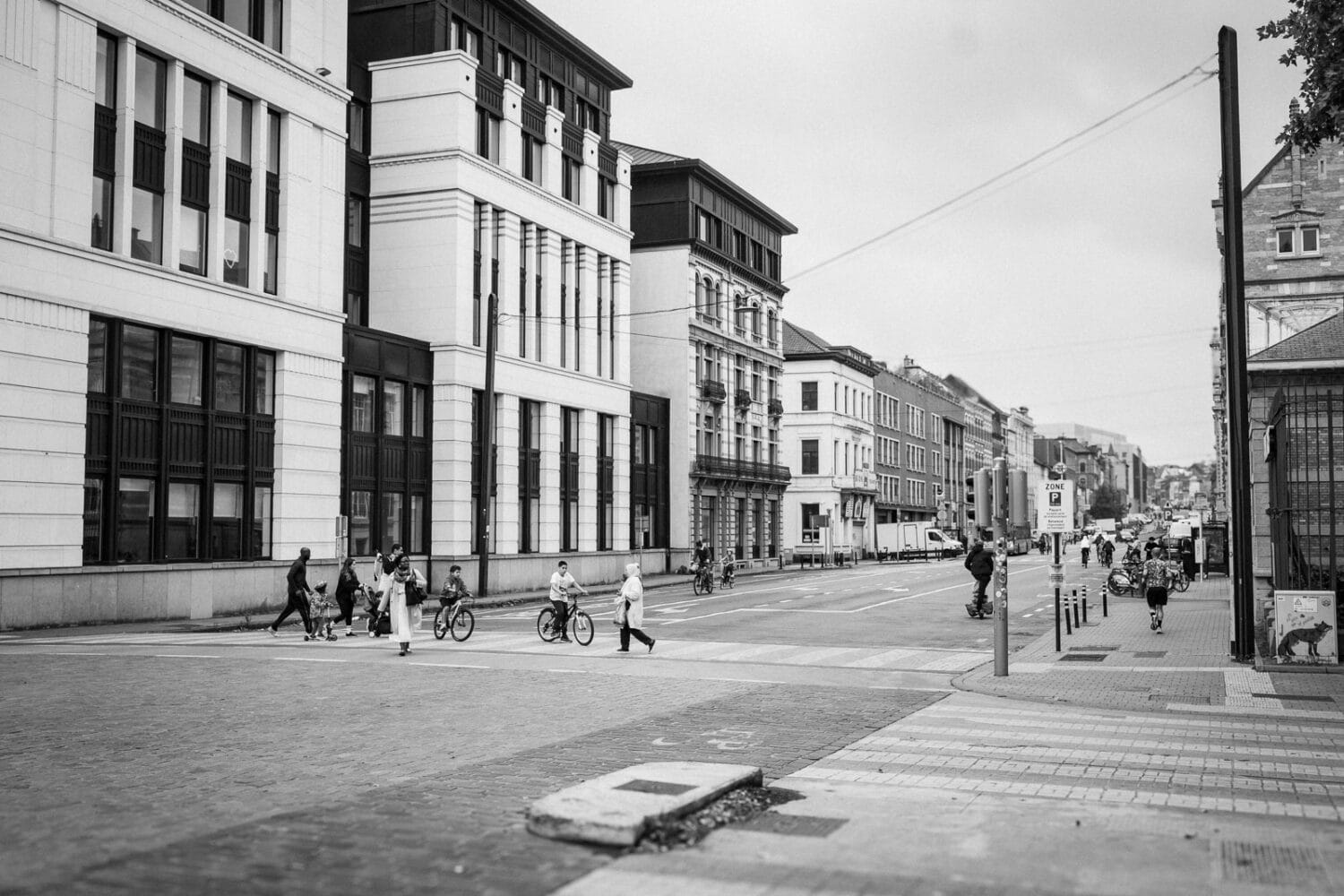 Een lege straat in het centrum van Brussel tijdens de autoloze zondag van 2025