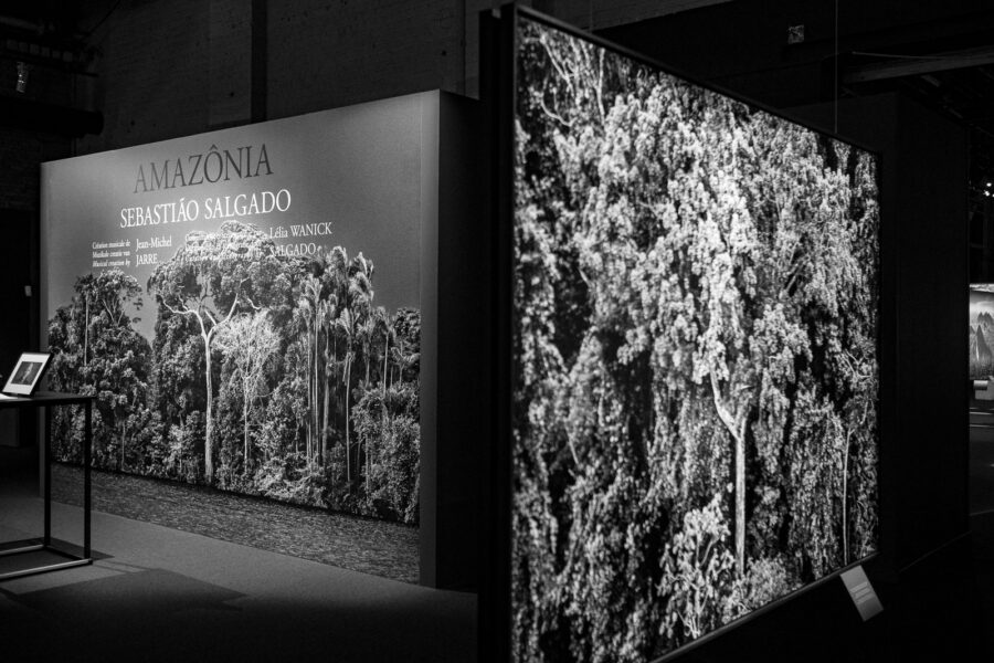 Foto's van Amazonewoud met wolkenlucht van Sebastião Salgado