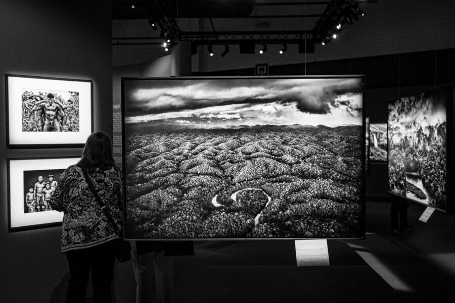 Foto van Amazonewoud met wolkenlucht van Sebastião Salgado