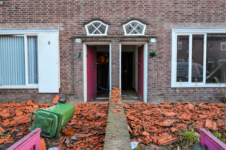 Voordeuren in Tilburgse wijk Groeseind ten tijde van de sloop in 2010