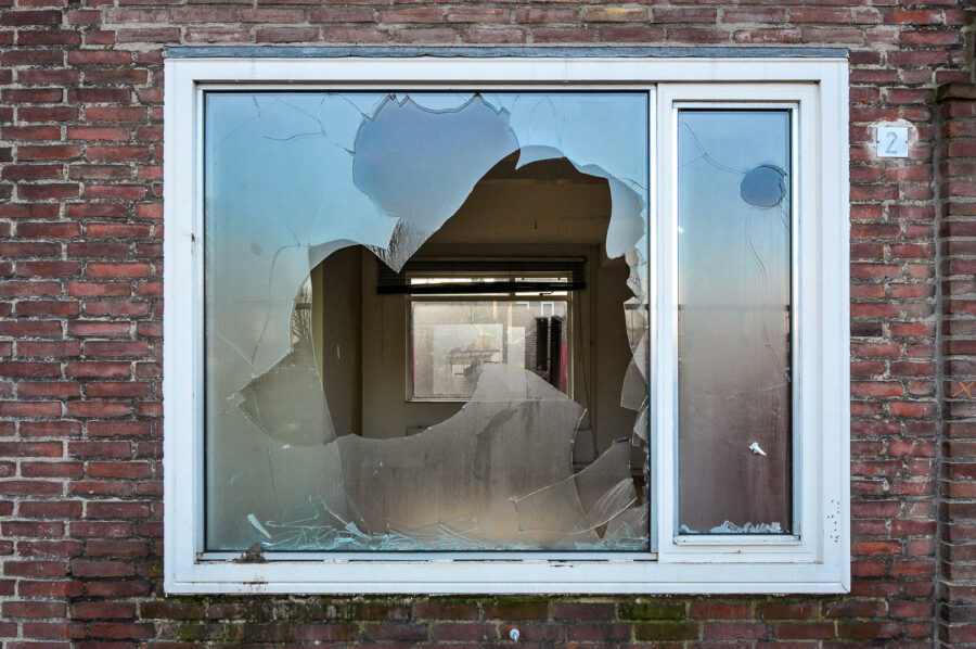 Kapot raam in Tilburgse wijk Groeseind ten tijde van de sloop in 2010